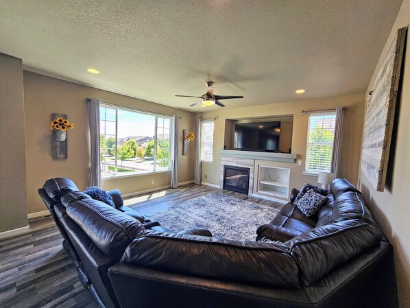 Smart TV, fireplace, DVD player