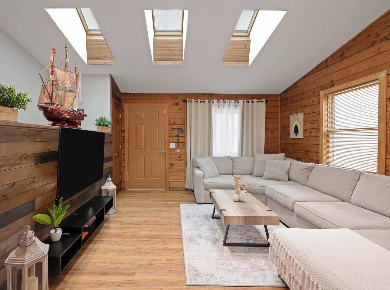 Fernseher, Kamin, Tischtennisplatte