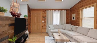 5 min to Water , Chic & Cozy , Hot Tub , Game Room