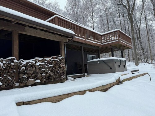 5 min to Lake/ Chic&Cozy/ Hot Tub, 5 min to Lake/ Chic&Cozy/ Hot Tub