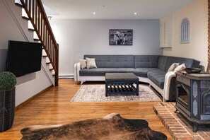 Fernseher, Kamin, Tischtennisplatte