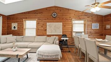 Fernseher, Kamin, Tischtennisplatte