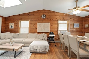 Fernseher, Kamin, Tischtennisplatte