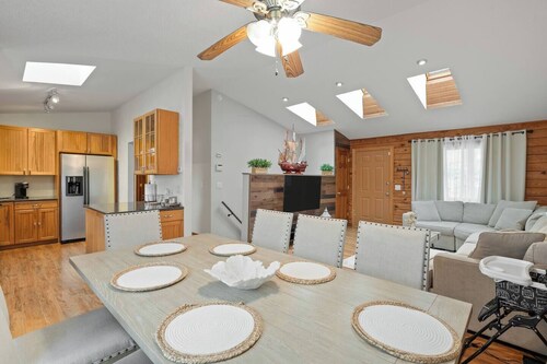 5 min to Lake/ Chic&Cozy/ Hot Tub, 5 min to Lake/ Chic&Cozy/ Hot Tub