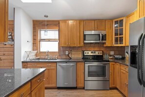 冰箱、微波炉、烤箱、炉灶