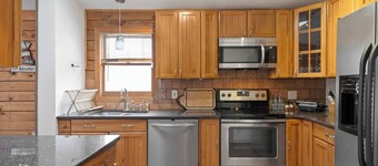 5 min to Lake/ Chic&Cozy/ Hot Tub, 5 min to Lake/ Chic&Cozy/ Hot Tub