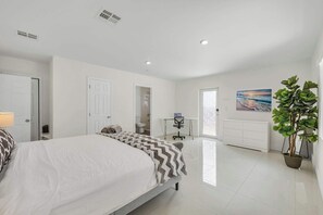 4 soverom, skrivebord, strykejern/-brett og reiseseng for barn