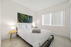 4 camere, una scrivania, ferro/asse da stiro, culla da viaggio