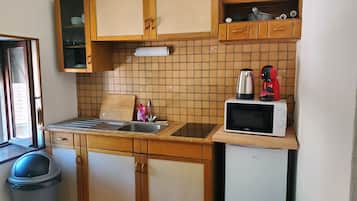 Fridge, microwave, stovetop, coffee/tea maker