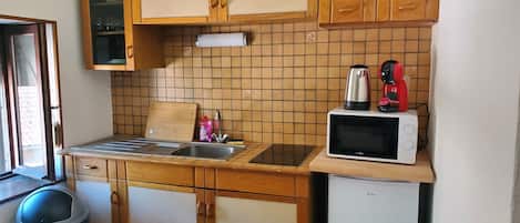 Fridge, microwave, stovetop, coffee/tea maker