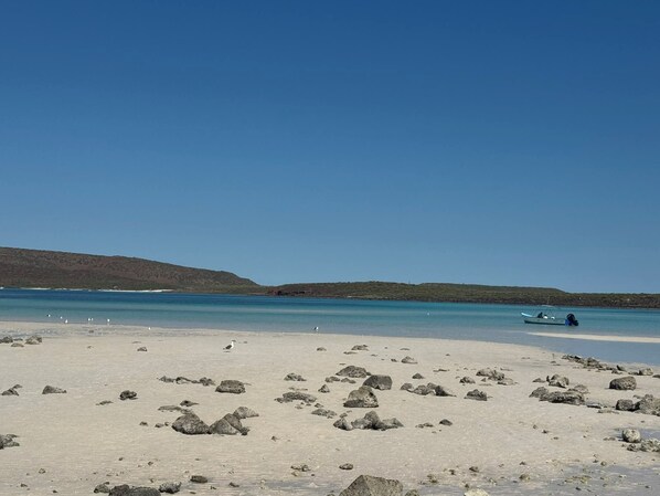 Aurinkotuoleja, rantapyyhkeitä