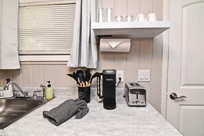 Een microgolfoven, een kookplaat