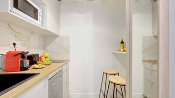 Een koelkast, een microgolfoven, een koffiezetapparaat/waterkoker