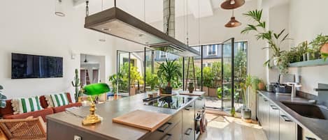 Kühlschrank, Mikrowelle, Ofen, Geschirrspüler