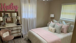 A bedroom with a vanity, a bed with multiple pillows, a ceiling fan, and a window with blinds. - Perfect 3 bed 2 bath football weekend house. 10 minute walk to the square. (Oxford)