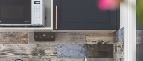 Jääkaappi, mikroaaltouuni, liesi, kahvin-/teenkeitin