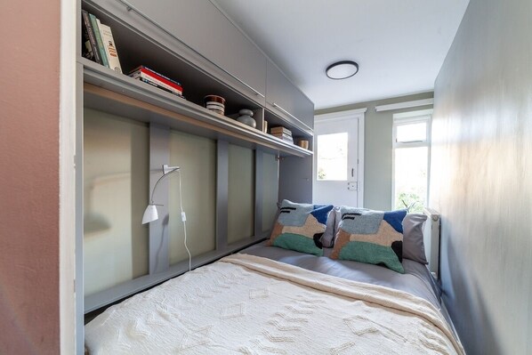 Iron/ironing board, internet, bed sheets