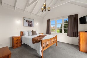 4 bedrooms, WiFi, bed sheets