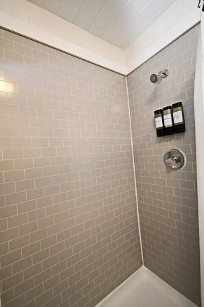 Een douche, een haardroger, handdoeken, zeep