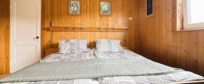 4 bedrooms, iron/ironing board, WiFi, bed sheets