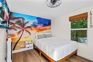 3 habitaciones, escritorio y tabla de planchar con plancha 