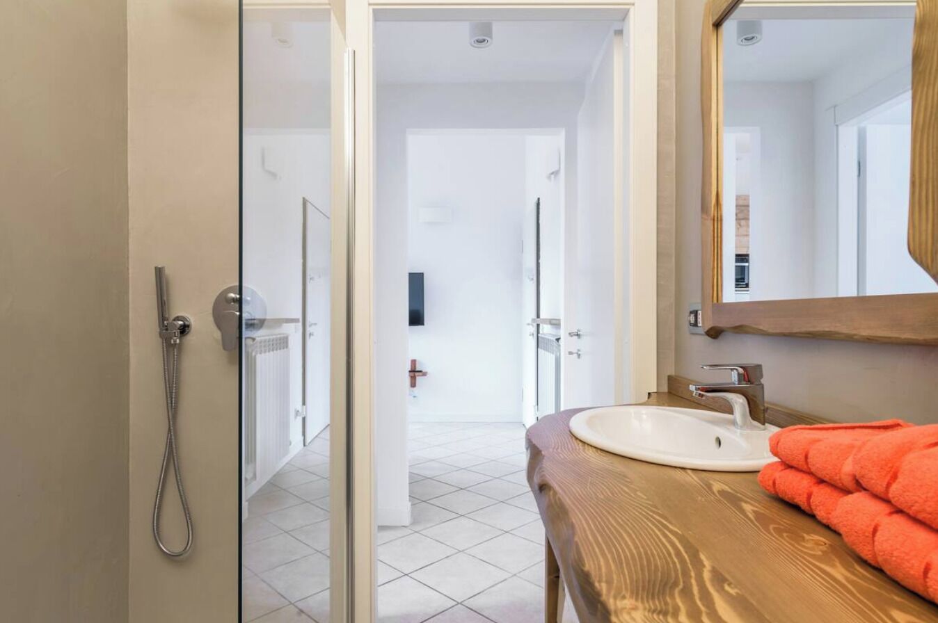 Douche, sèche-cheveux, bidet, serviettes fournies