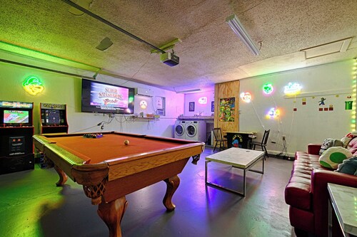 Hot Tub, Gameroom,17 min to Dickies Arena, FirePit