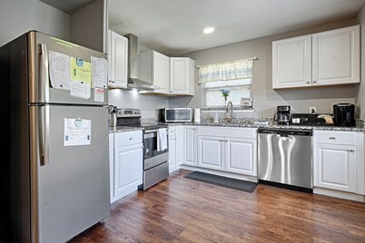 Hot Tub, Gameroom,17 min to Dickies Arena, FirePit!!!!!