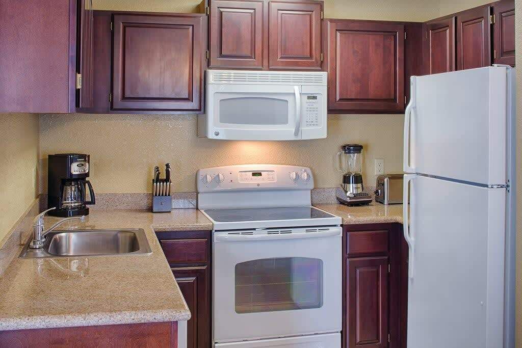 Kühlschrank, Mikrowelle, Herdplatte, Geschirrspüler