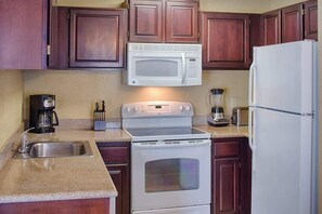 雪櫃、微波爐、爐具、洗碗機