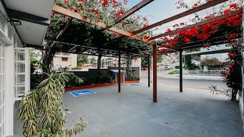 Vista frontal de la propiedad