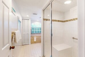 Douche, sèche-cheveux, serviettes fournies