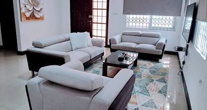 Stylish 3 Bedroom House Near Airport & Marina Mall