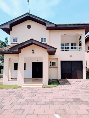 Nhà, 3 phòng ngủ, hút thuốc, ban công | Ngoại thất