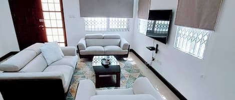 House, 3 Bedrooms, Smoking, Balcony | Living area