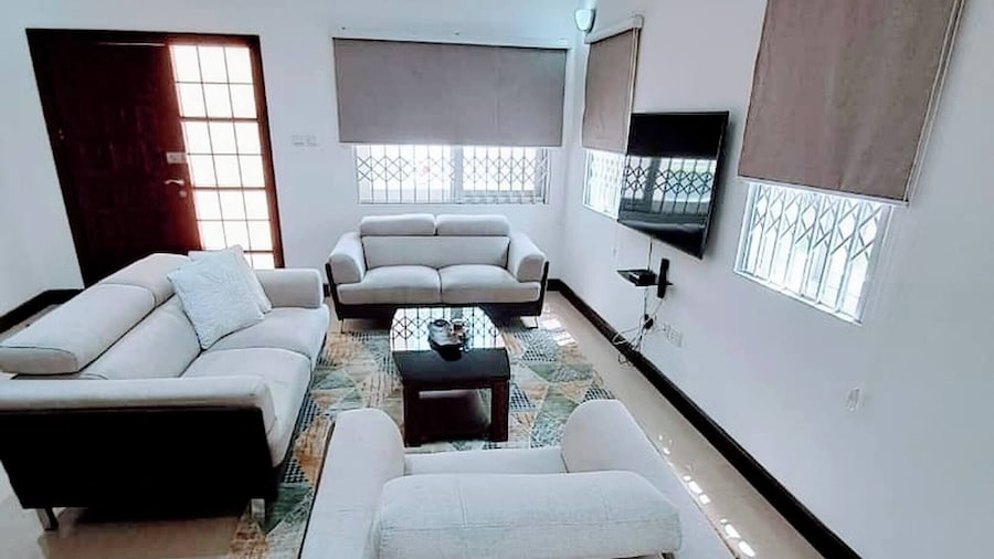 Stylish 3 Bedroom House Near Airport & Marina Mall