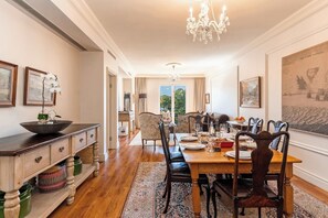 Dining - Royale 203 Green Point - Pool, Location, View (Cape Town)
