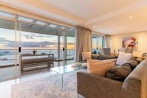 Televisión y oficina 