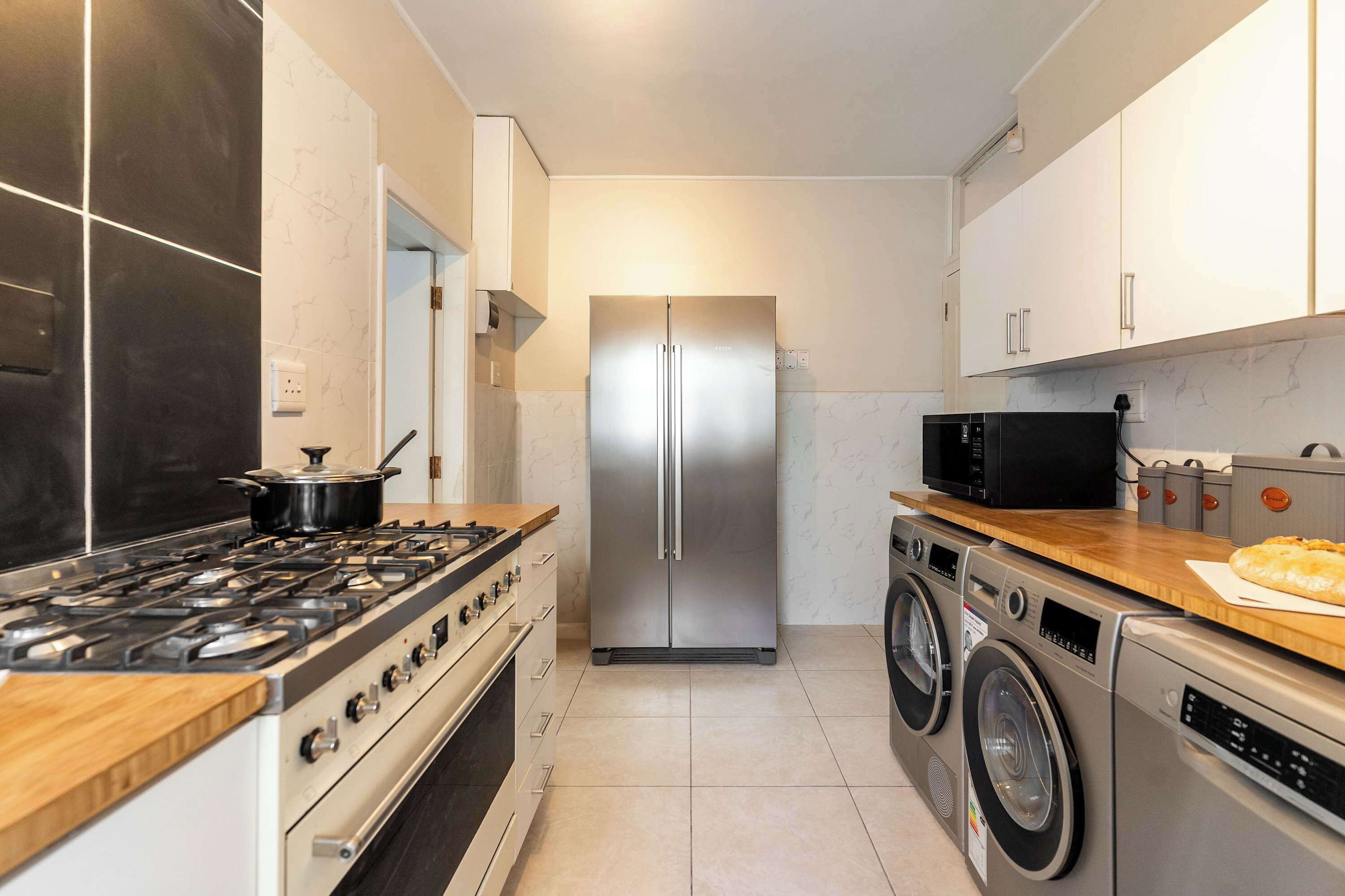 Refrigerador, microondas, horno y parrilla de estufa 