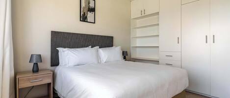 2 habitaciones, escritorio, tabla de planchar con plancha y wifi