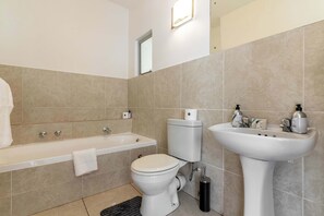 Een douche, een haardroger, handdoeken