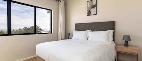2 habitaciones, escritorio, tabla de planchar con plancha y wifi