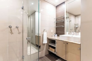 Shower, hair dryer, towels - Royale 615 Green Point - Views, Location, Pool (Cape Town)