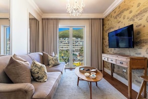 TV, offices - Royale 615 Green Point - Views, Location, Pool (Cape Town)