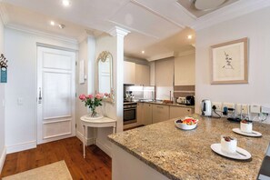 Réfrigérateur, four à micro-ondes, un four, surface de cuisson