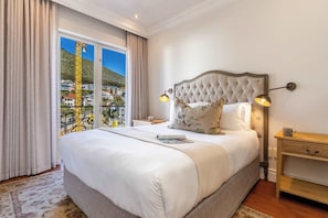 1 bedroom, desk, iron/ironing board, WiFi - Royale 615 Green Point - Views, Location, Pool (Cape Town)