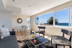TV, fireplace, offices - Bakoven Serenity - Pool, Views, 5 min to beach (Cape Town)