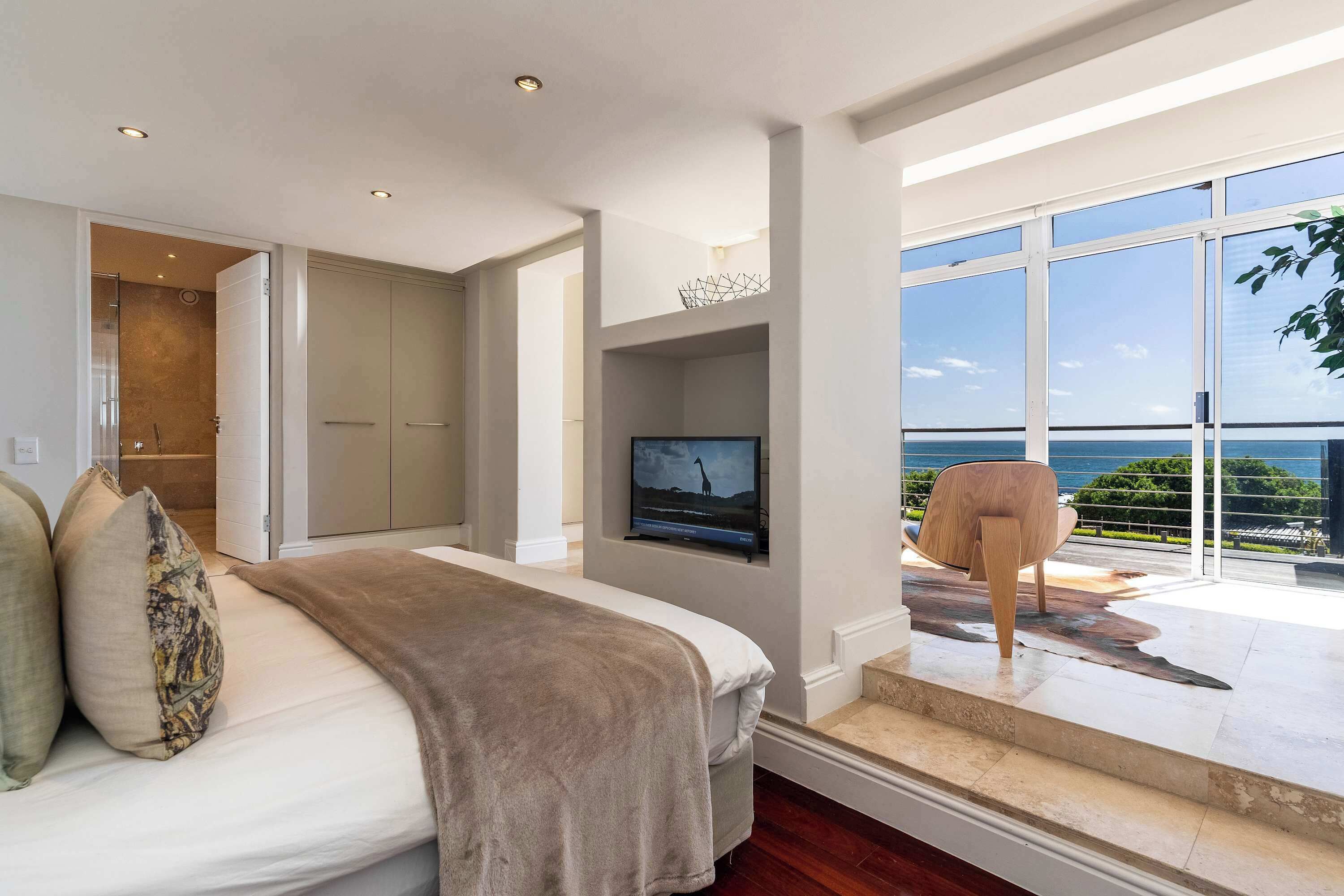 4 bedrooms, desk, iron/ironing board, WiFi