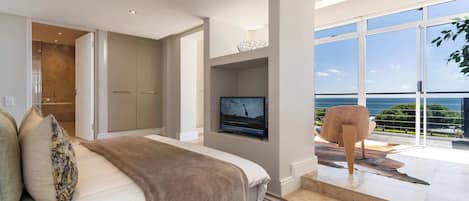 4 bedrooms, desk, iron/ironing board, WiFi