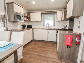 Een vaatwasser, kookgerei, borden en bestek